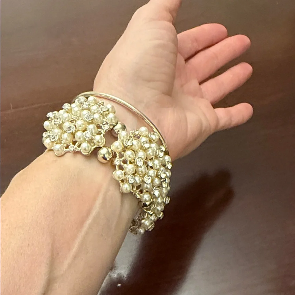 Elegant Faux Pearl and Silver Bracelet Set - Picture 4 of 5